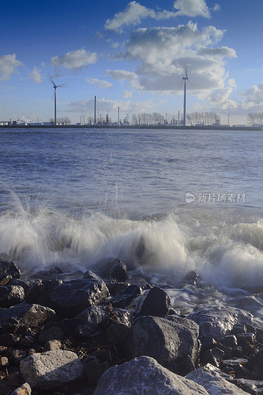 欧洲港工业区附近的Nieuwe Waterweg河